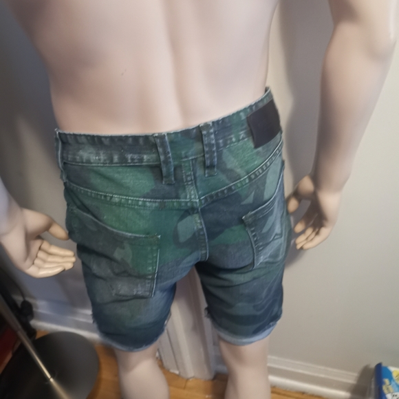 🆕Guess Slim Raw Edge Shorts Green Camo 29W - Picture 6 of 10
